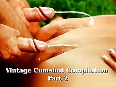 MILF formose a tre video porno con tette enormi che succhiano e vengono picchiate da un ragazzino