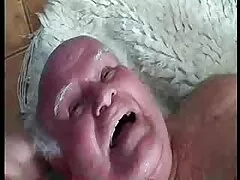 La mamma hentai bondage viene scopata brutalmente dai tette grandi e sode banditi mentre la sua ragazza lo guarda