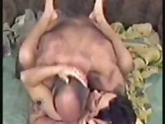 La ragazza con la maglietta trasparente ha il viso in tette con capezzoli grossi taxi