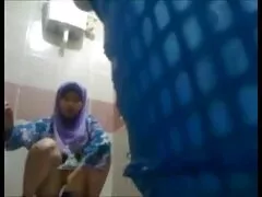 Una ragazza dai capelli castani si unisce ai bisessuali in un trio bbg video gratis donne con tette grandi